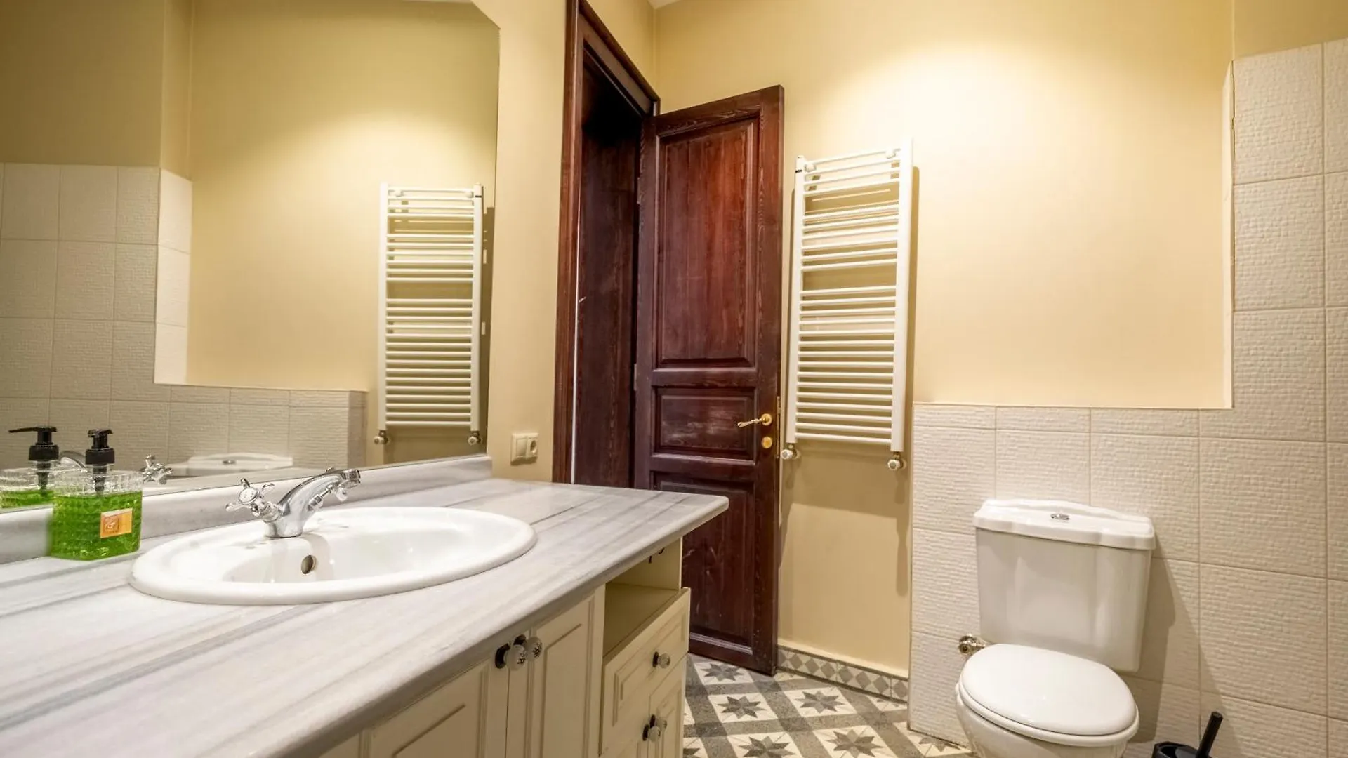 Spacious 3 Bedrooms 2 Bathrooms Central Apartment Istanbul Turkey